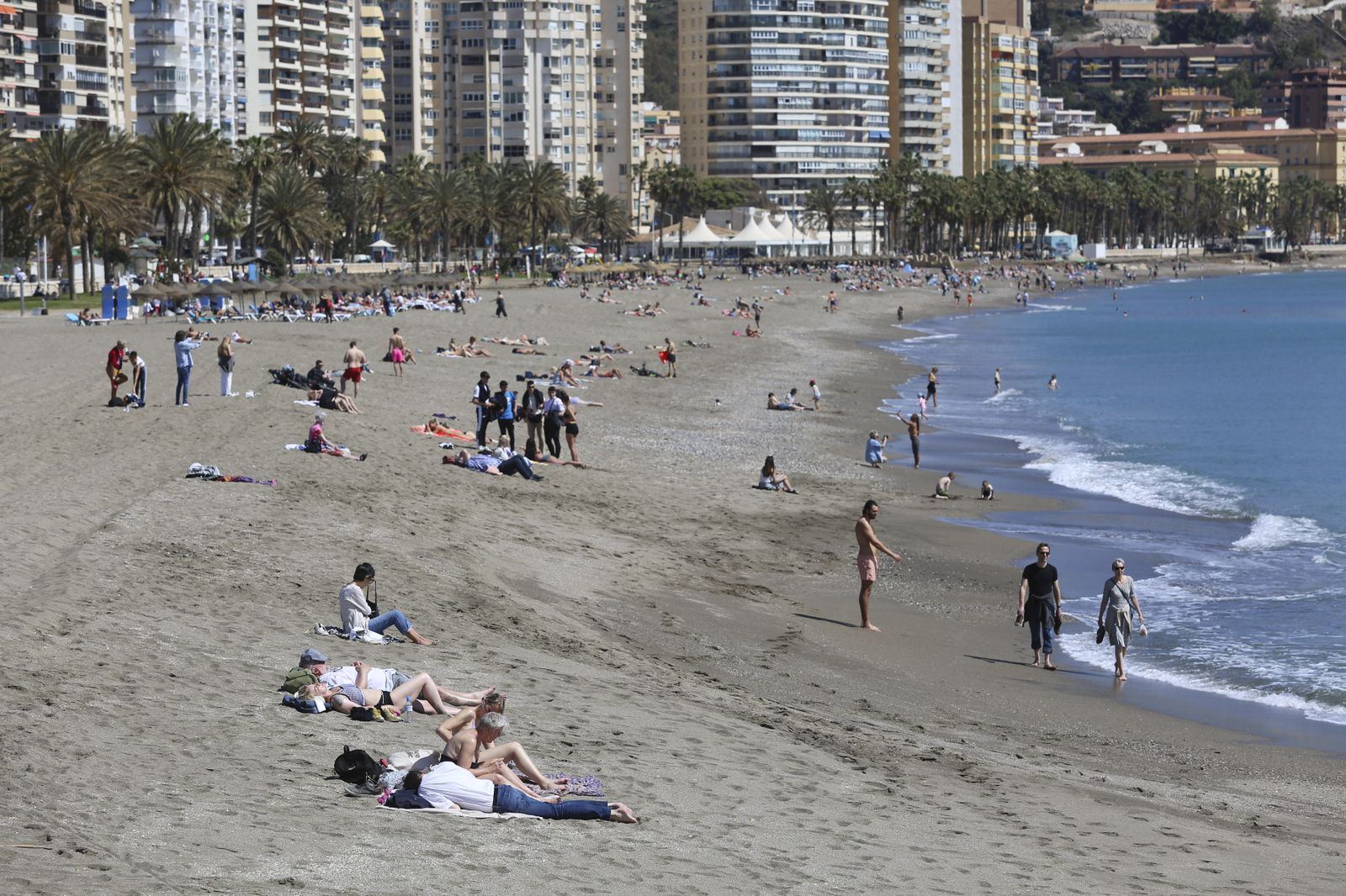 Fotos de los arreglos en las playas de Málaga, que no impiden a los malagueños disfrutar del buen tiempo