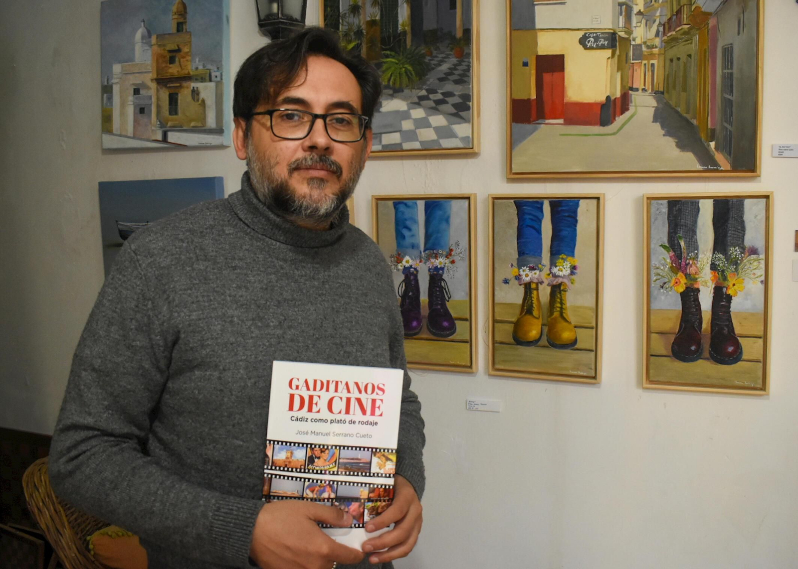 El escritor y cineasta José Manuel Serrano Cueto, en el bar La Casapuerta.