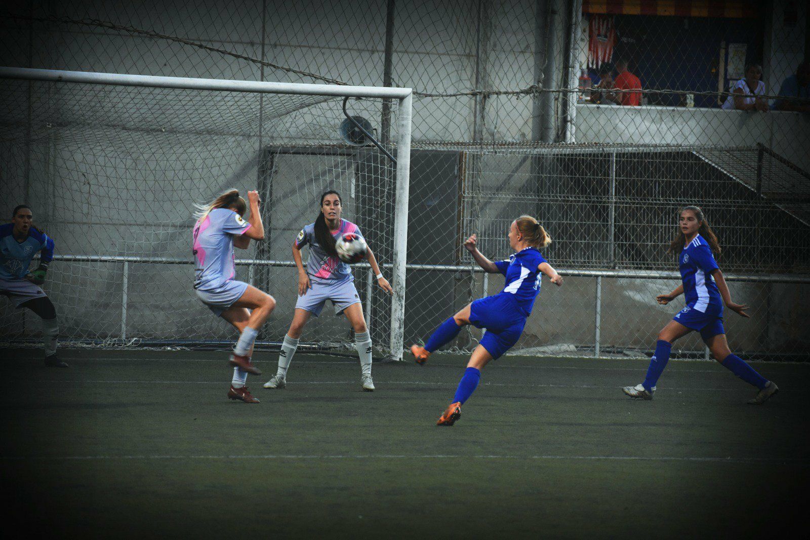 Dos jugadoras vallesanas tratan de evitar el disparo de una jugadora local.