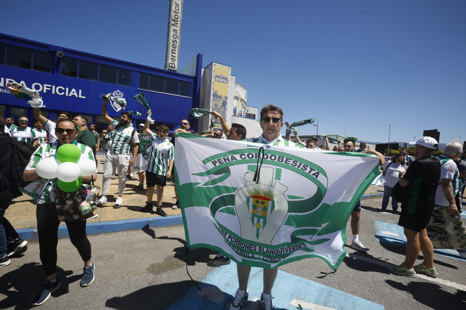 El Córdoba CF recibe el calor de su afición a su llegada a El Toralín antes del partido ante la Ponferradina El Córdoba CF recibe el calor de su afición a su llegada a El Toralín antes del partido ante la Ponferradina