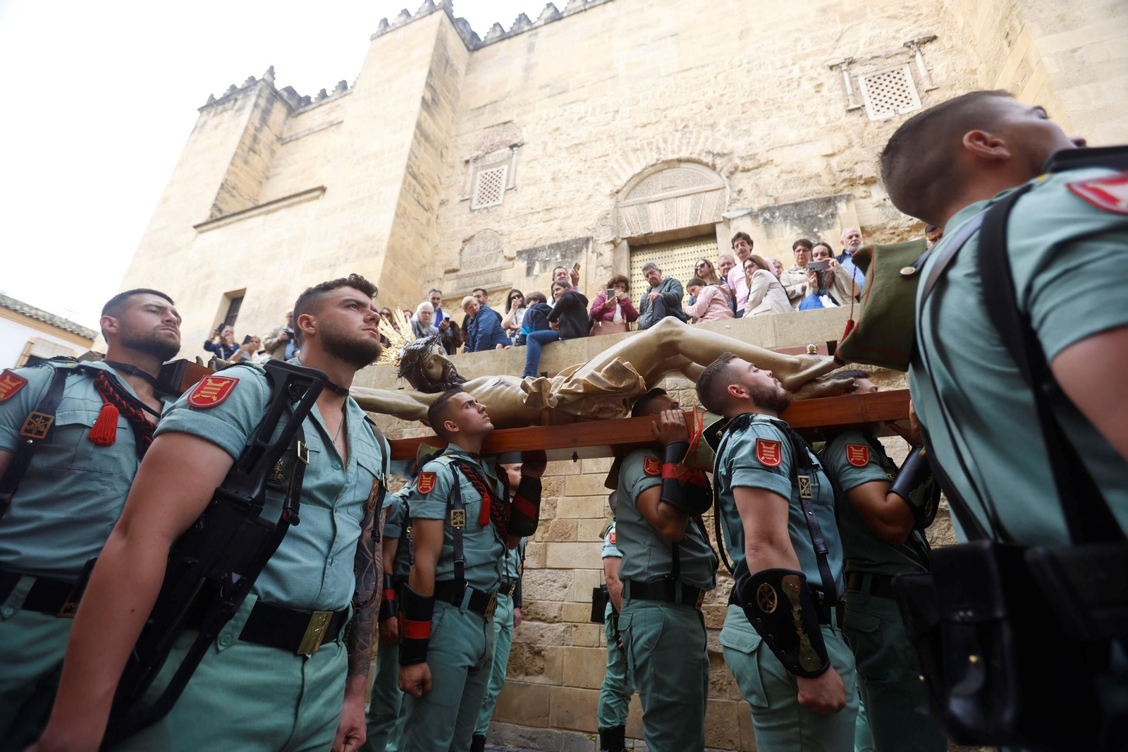 El vía crucis de la Caridad con la Legión en el Viernes Santo de Córdoba, en imágenes