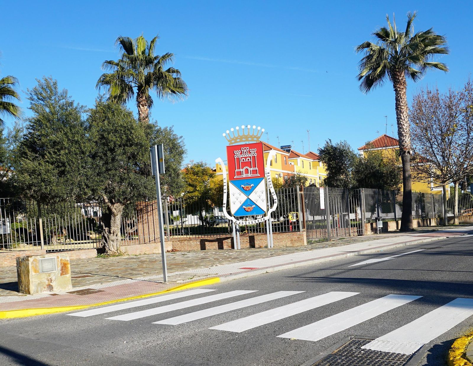 Señalización de un paso de peatones en Castilleja de la Cuesta.