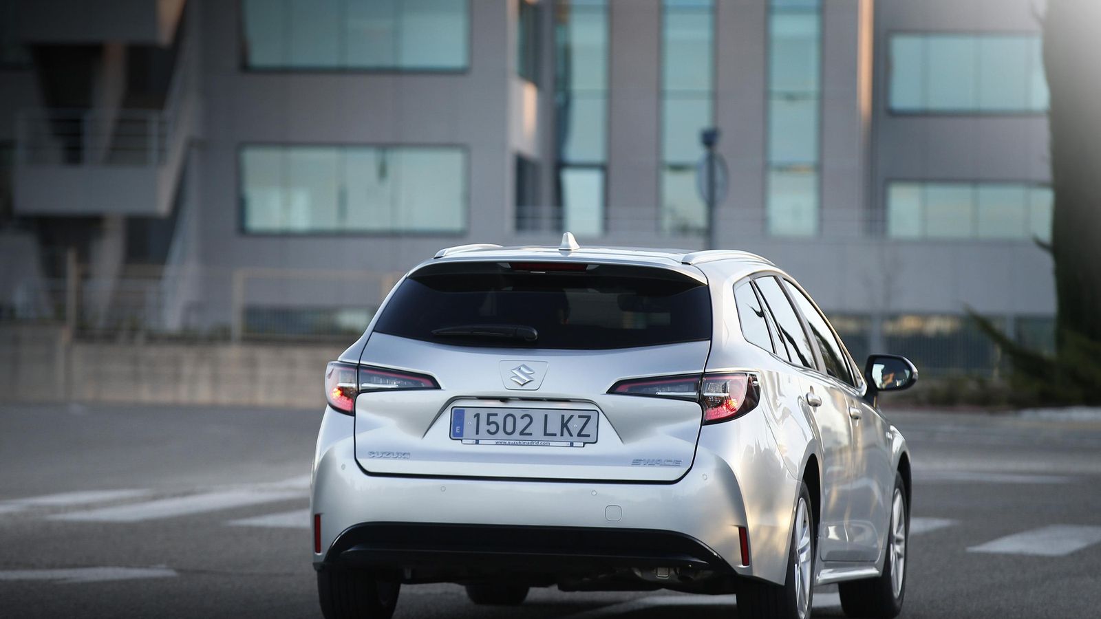 Especialmente visto por detrás, las similitudes son mayores entre el Swace y el Corolla Touring Sports.