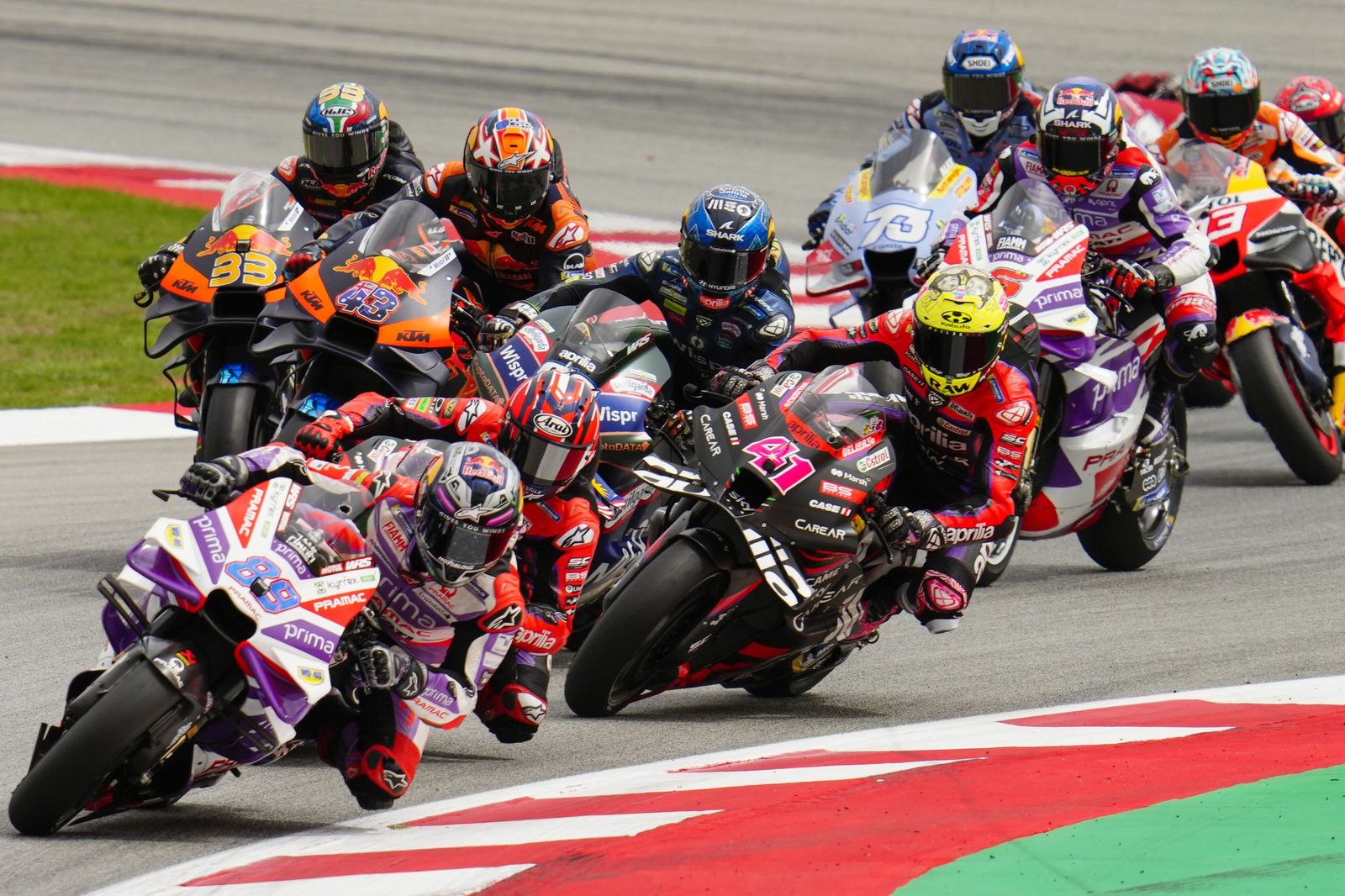 Las cariñosas fotos de Piqué, Clara Chía en el Mundial de Motos en Montmeló