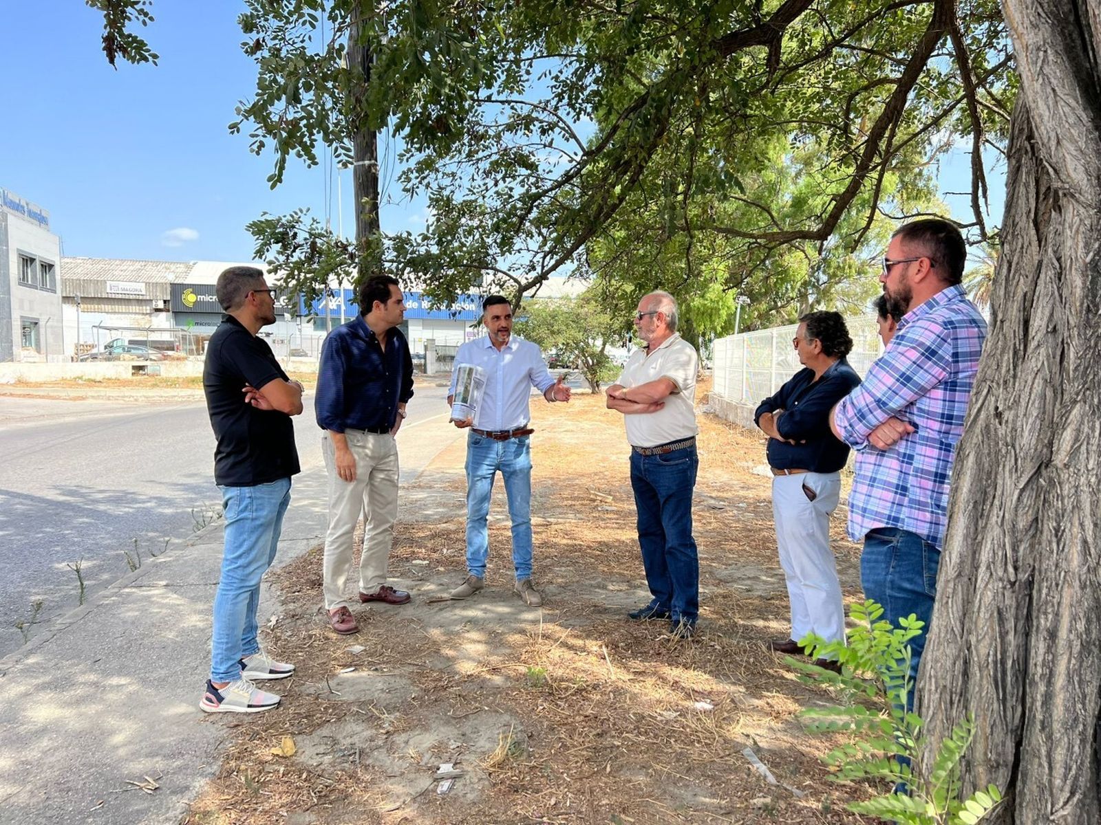 El delegado de Urbanismo con empresarios del polígono El Portal.