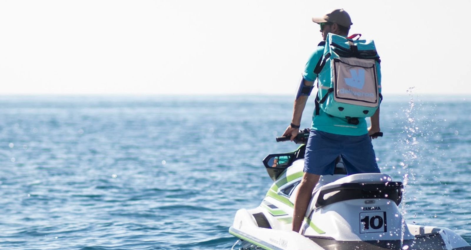 La comida a domicilio también llegará a los barcos en las playas de Málaga de la mano de Deliveroo.