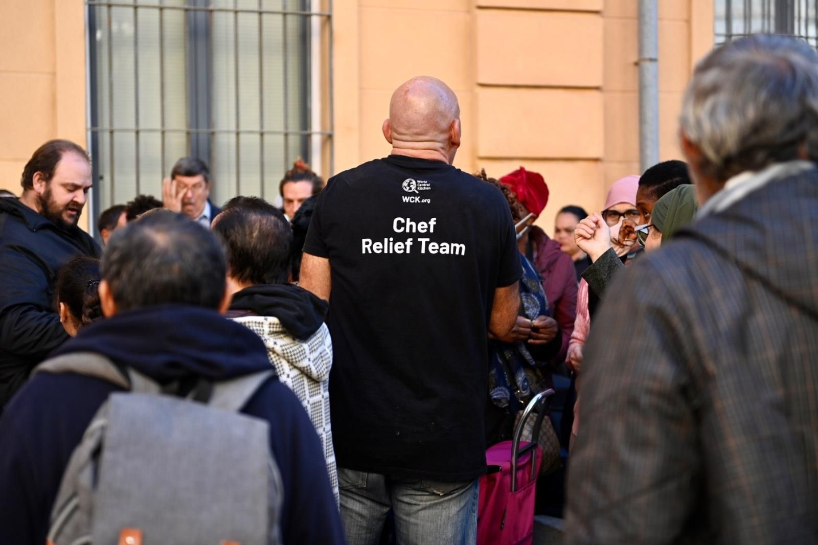 Nadie sin cena de Nochebuena, gracias a los Ángeles Malagueños de la Noche