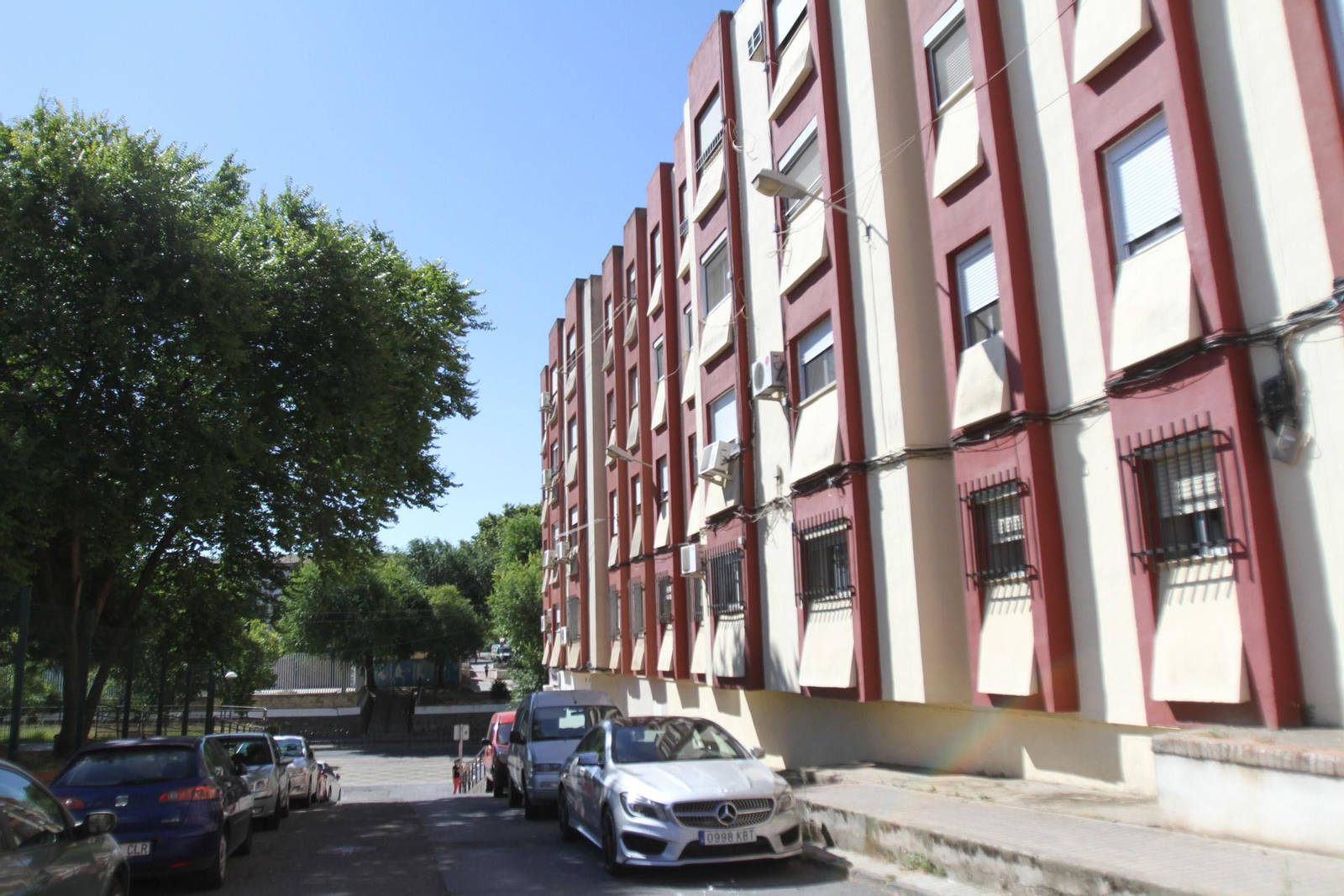 Zona de escaleras en uno de los accesos de la barriada.
