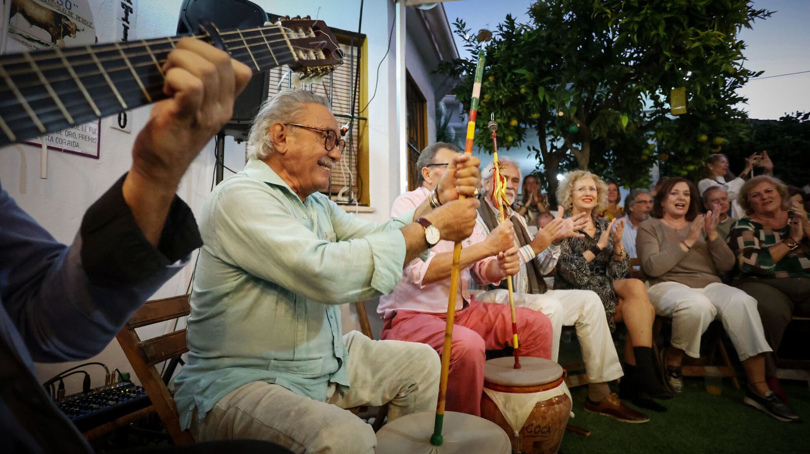 Dos personas con sendas zambombas en una celebración reciente