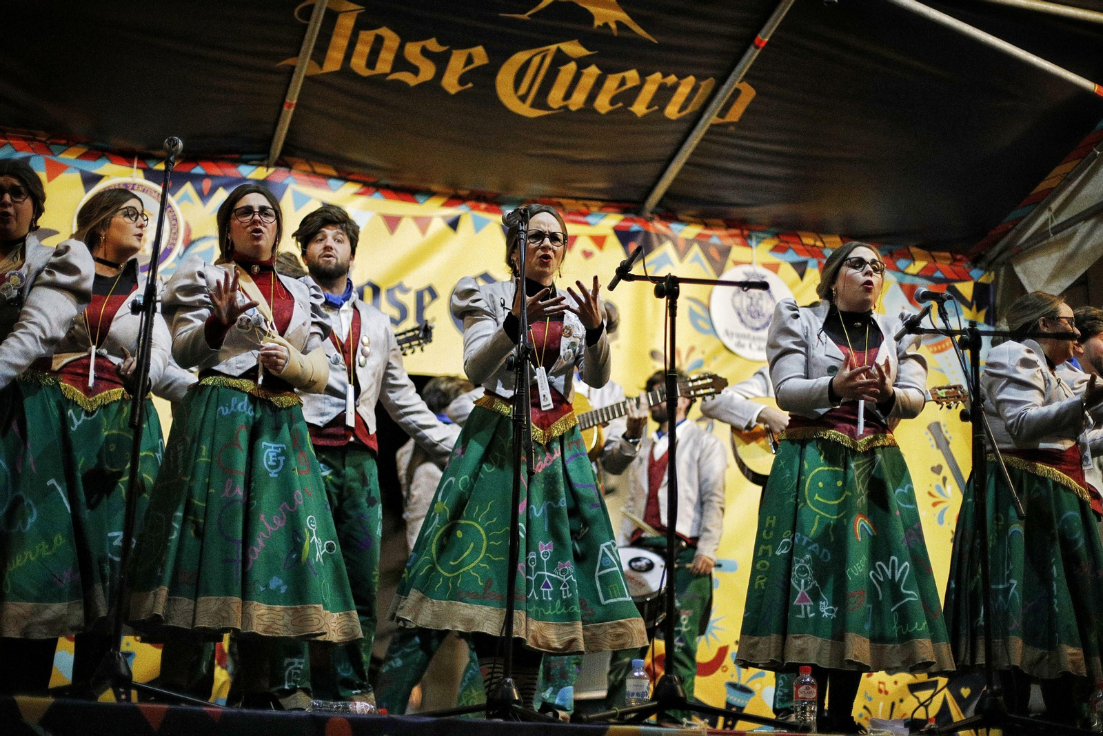 La comparsa 'La tía de la tiza' en el tablao de La Viña en el Carnaval 2023.