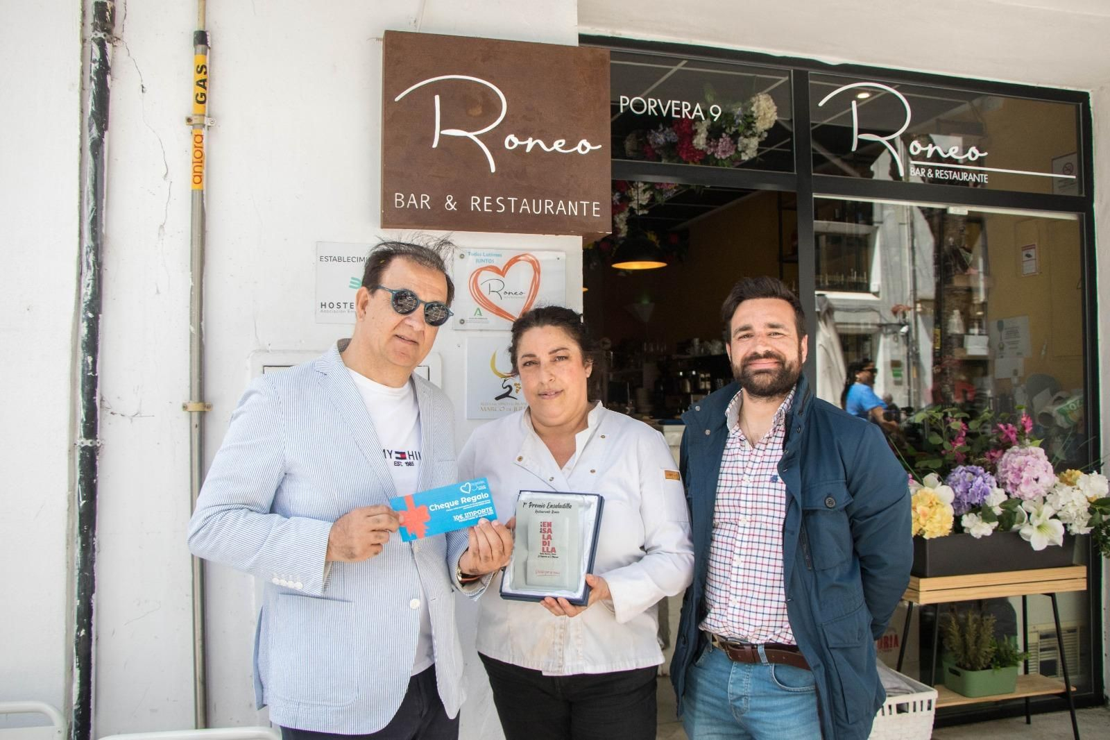 Chely del Ojo, dueña de Restaurante Roneo, y el ganador del sorteo de los pasaportes de la Ruta de la Ensaladilla, con sus premios. Chely del Ojo, dueña de Restaurante Roneo, y el ganador del sorteo de los pasaportes de la Ruta de la Ensaladilla, con sus premios.