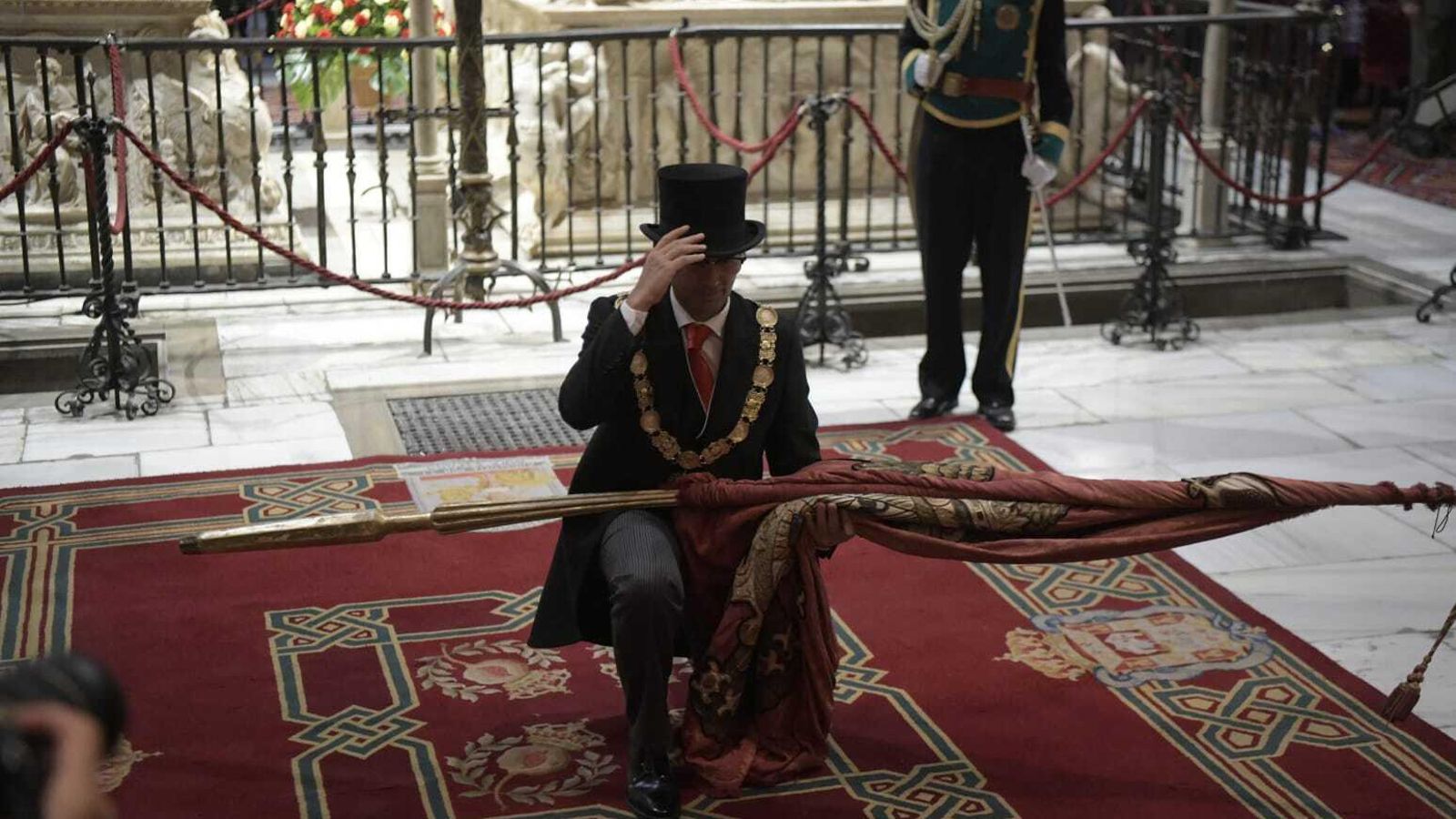 El alcalde, en el ceremonial de tremolación.