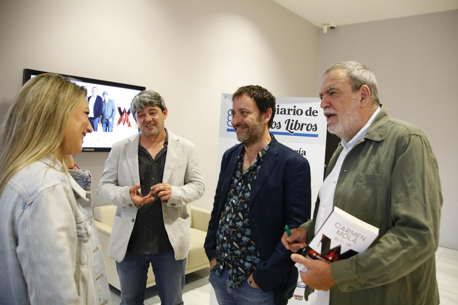 Carmen Mola presenta su libro "El clan" en la Casa de las mariposas de Almería, en imágenes