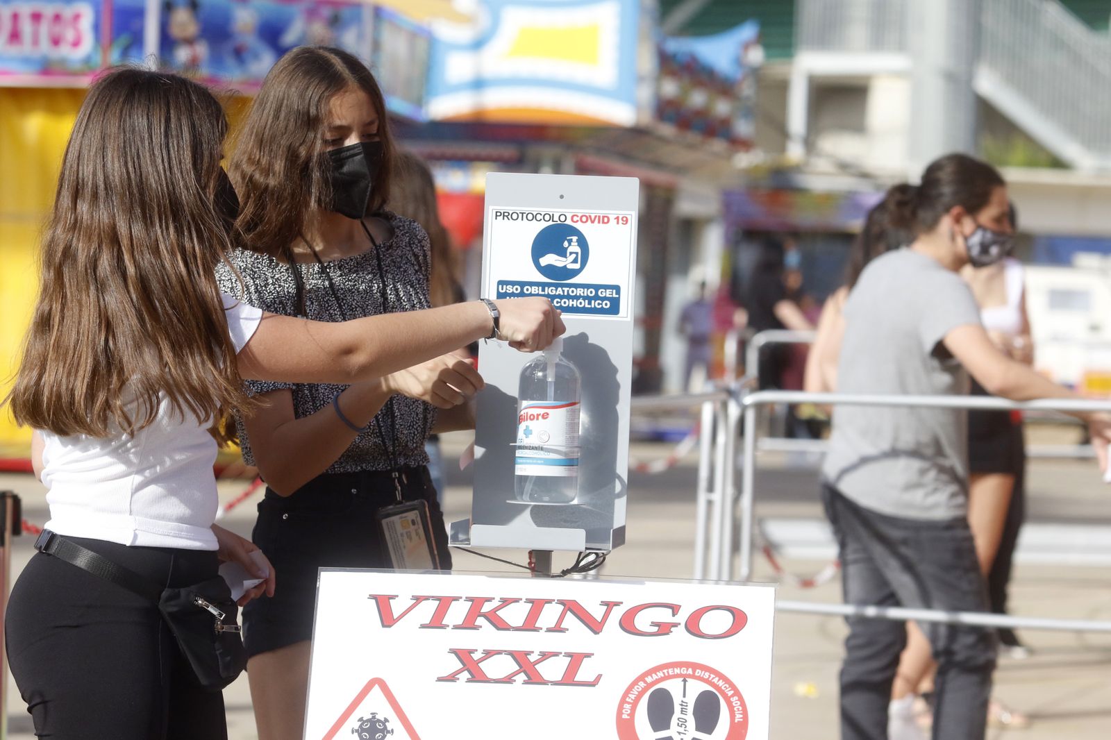 Primera jornada en el parque de atracciones de El Arenal, en imágenes