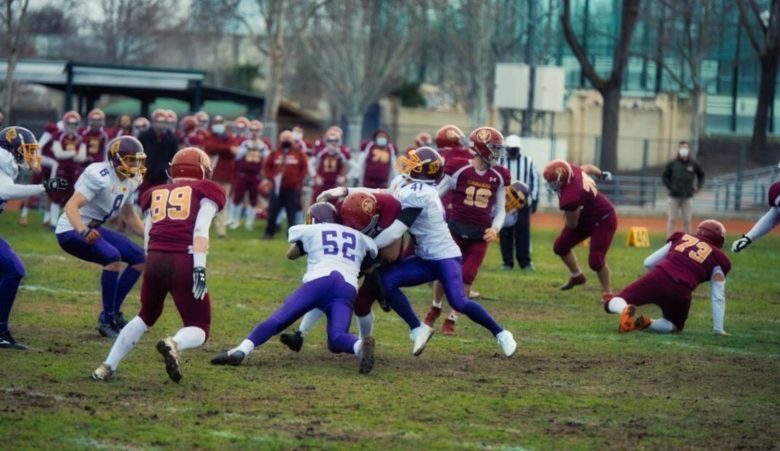 La defensa de Linces placa a un jugador de Cavaliers en Alcobendas.