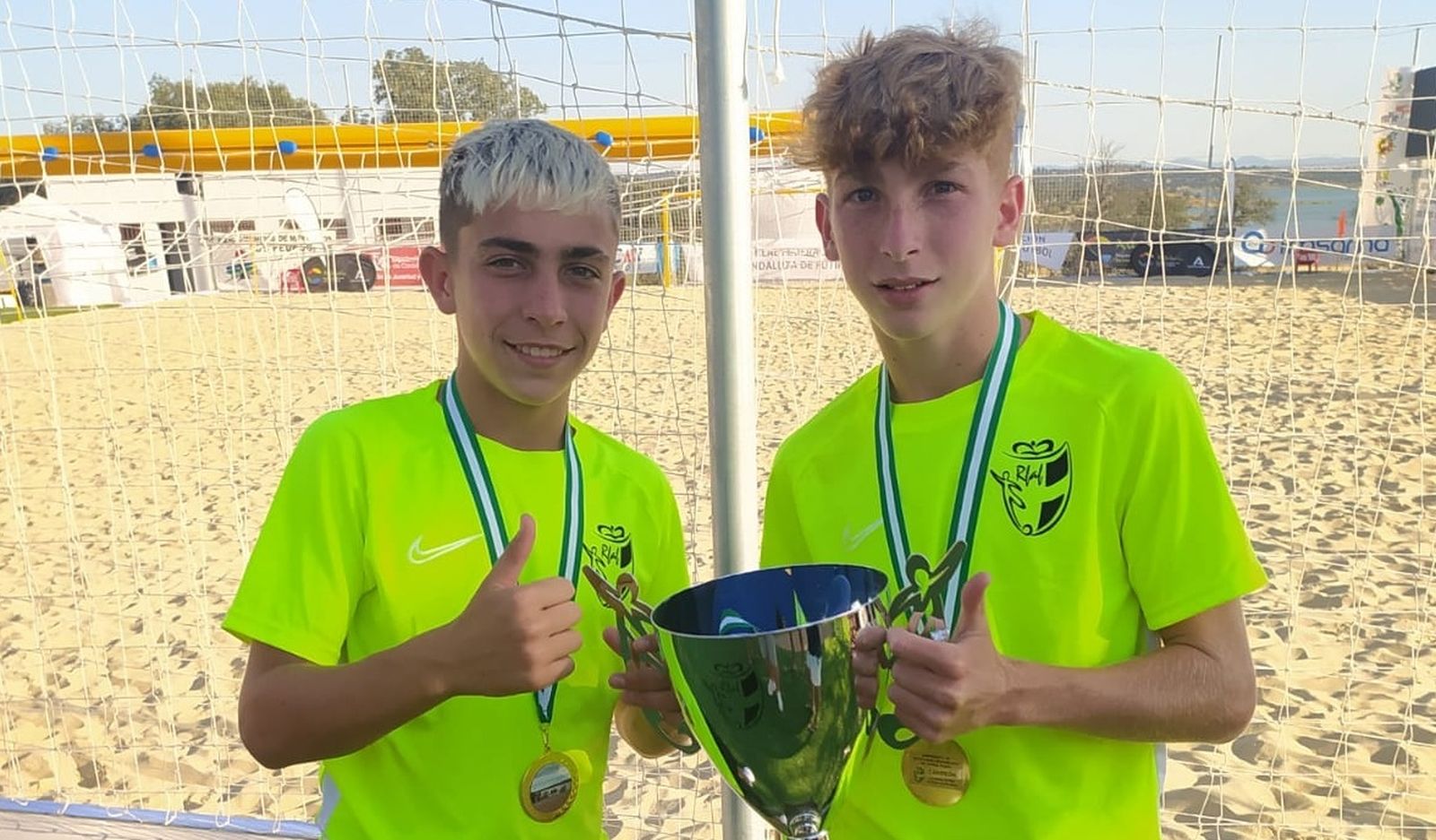 Pedro García y Manuel García 'Baldo' posan con la Copa ganada en La Colada.