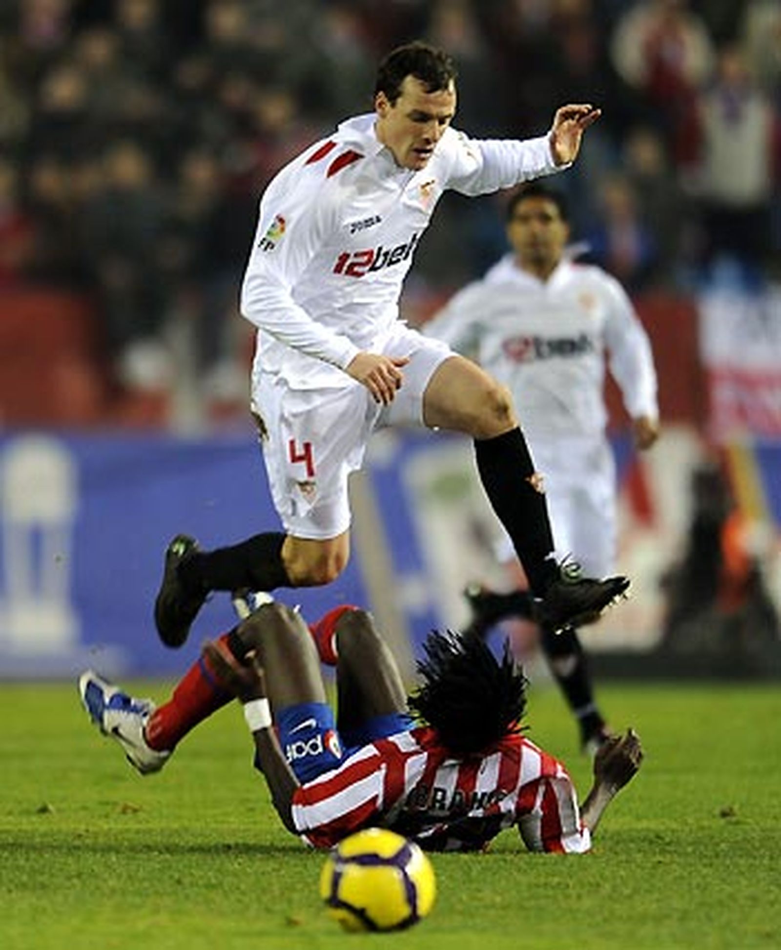 El Sevilla, que se adelantó en el marcador, salió derrotado del Calderón por un gol en propia puerta de Dragutinovic y otro de Antonio López en el 93.

Foto: Reuters / Afp Photo / Efe