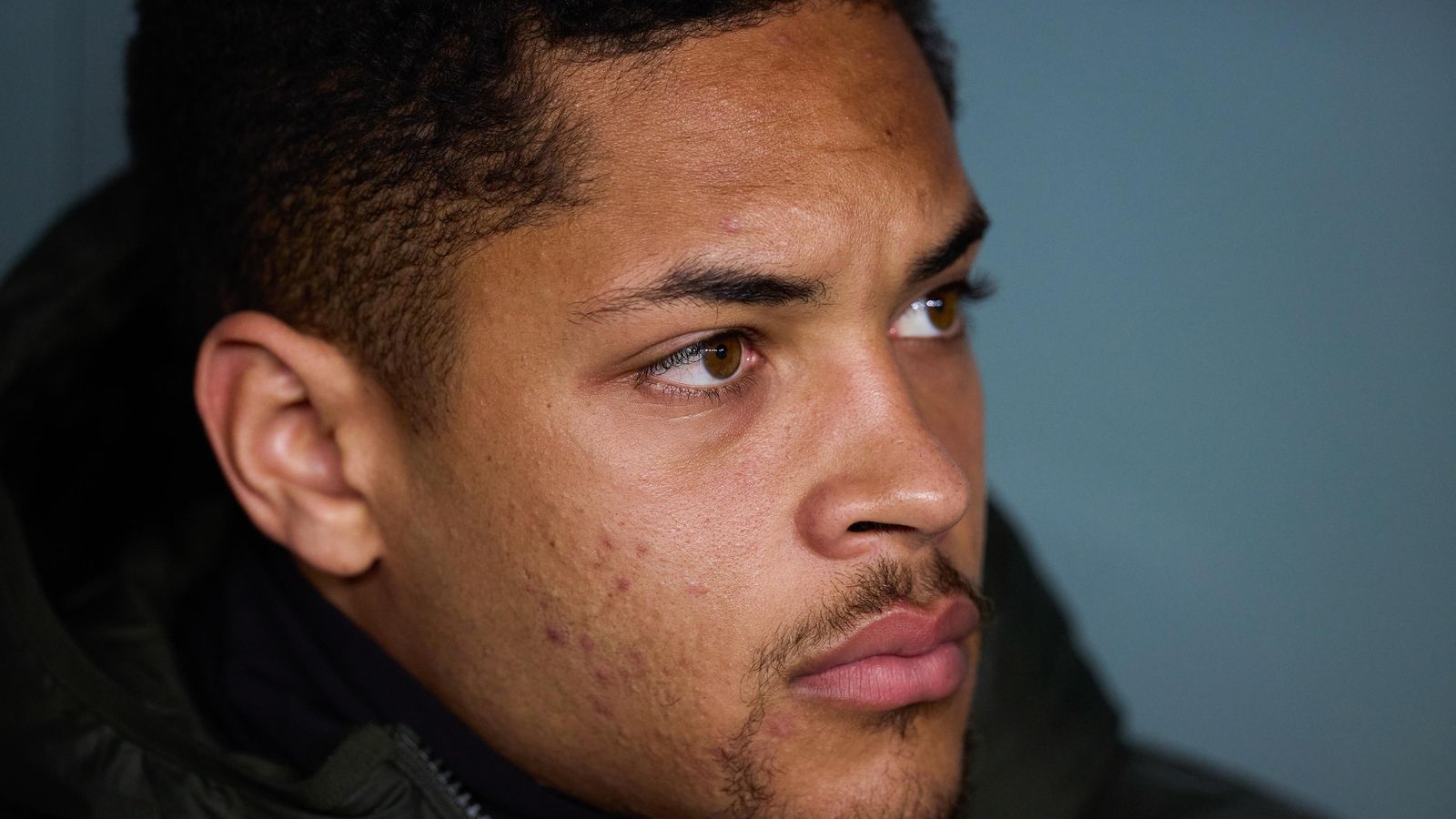 Vitor Roque, en el banquillo durante un partido del Barcelona