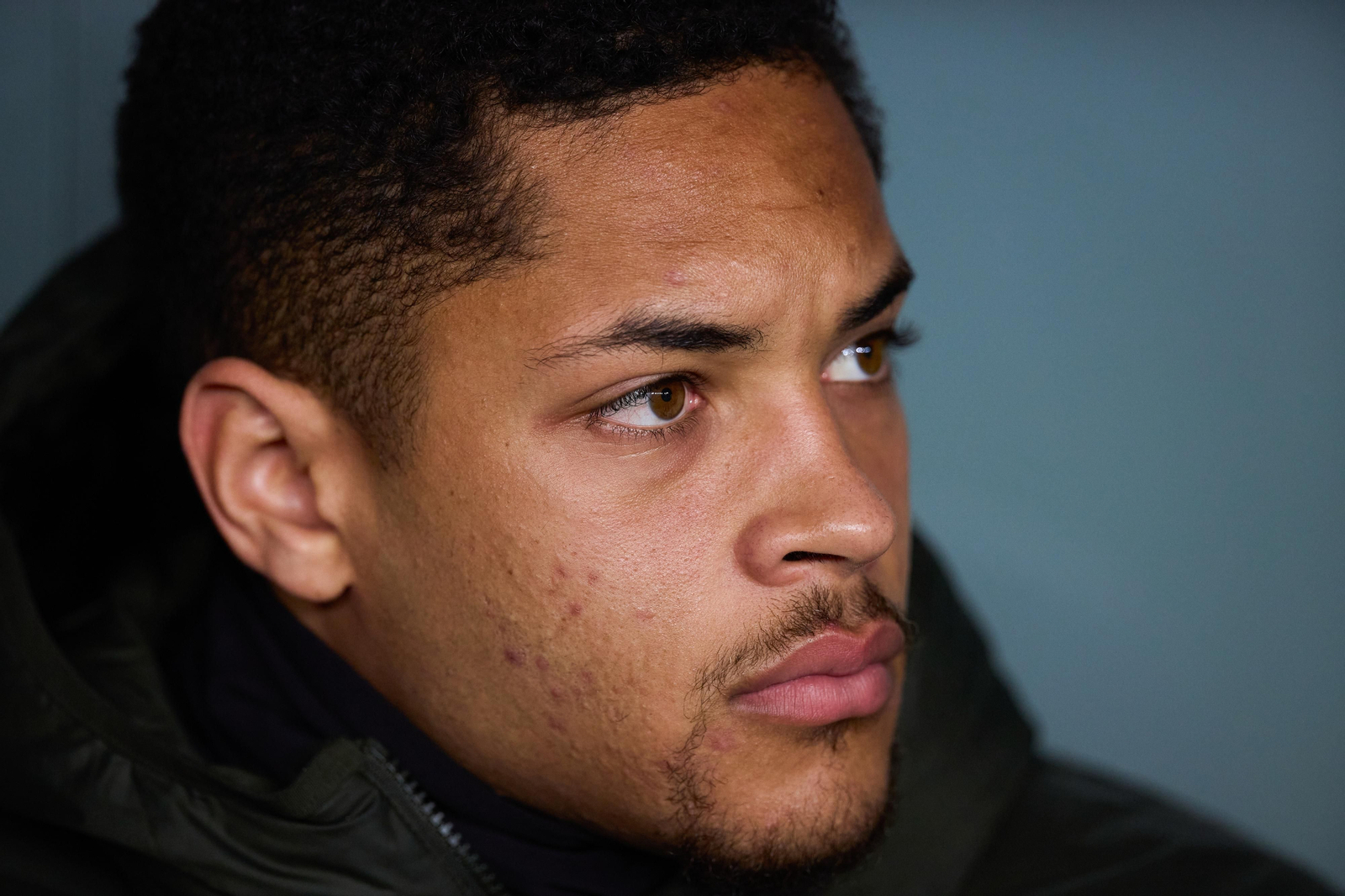 Vitor Roque, en el banquillo durante un partido del Barcelona