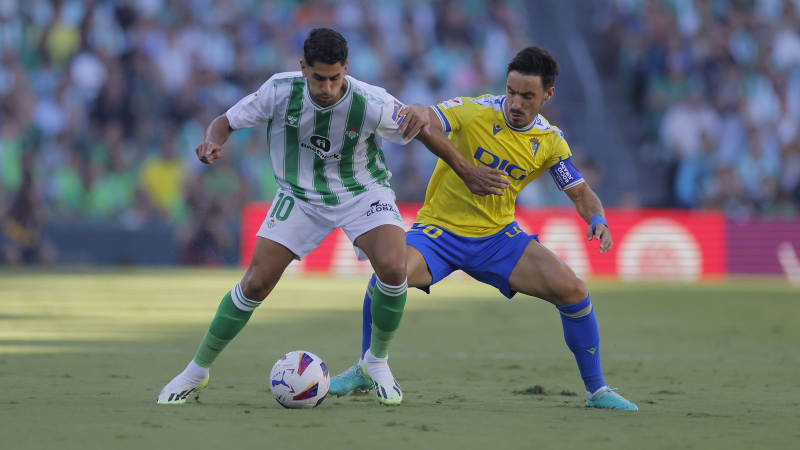 Ayoze, presionado por el cadista Iza.