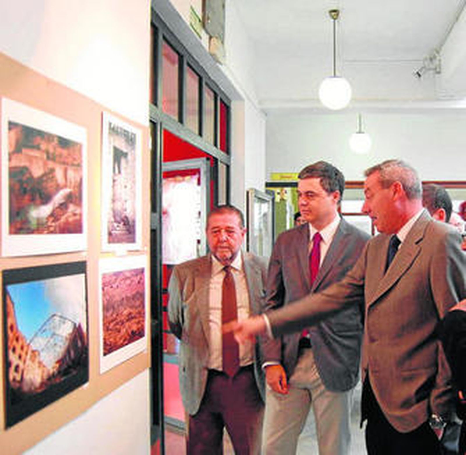 1. Álvarez de la Chica, en presencia de Ángel Díaz Sol y de Carlos Rojas. 2. La fachada del centro, poco antes del acto conmemorativo.