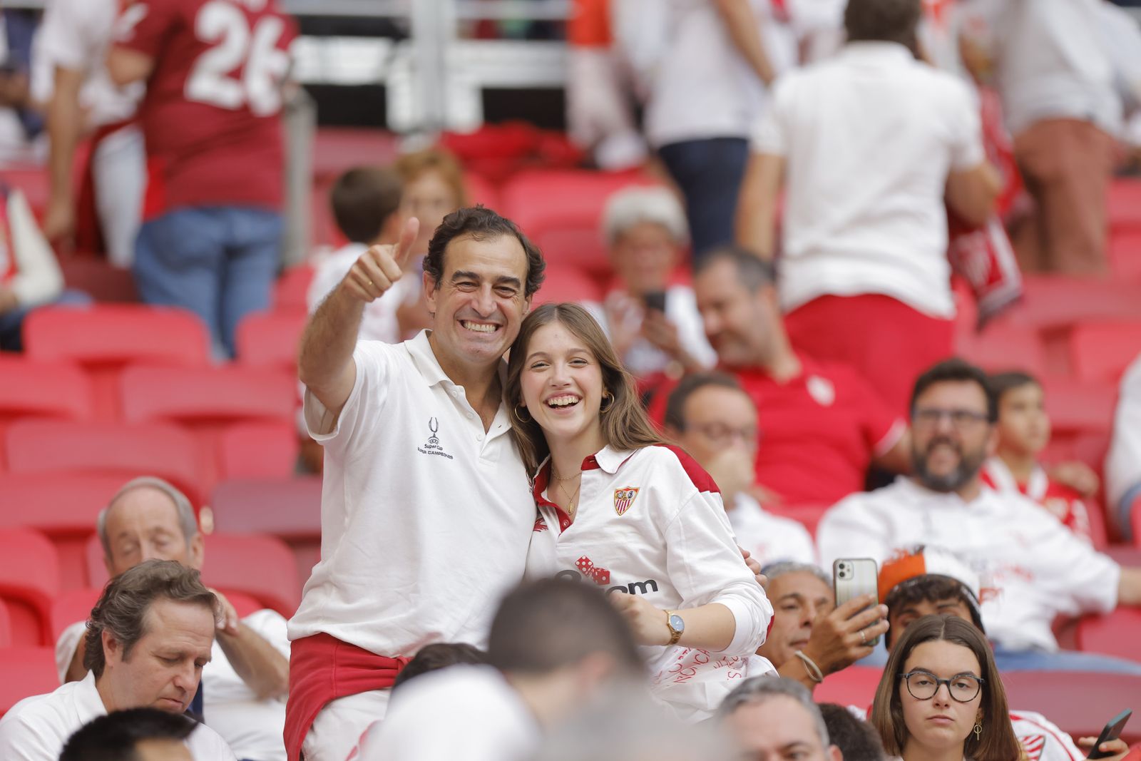 Búscate en las fotos del Sevilla-Roma