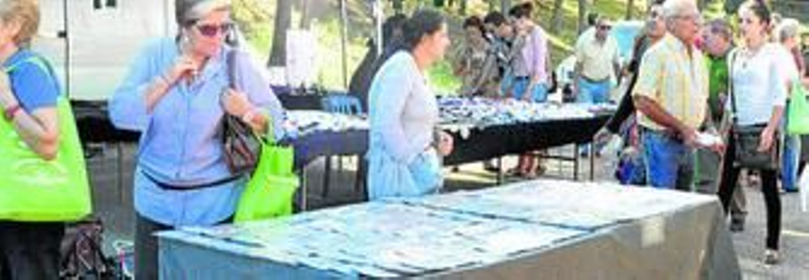 1. Uno de los puestos donde se venden CD y DVD piratas. 2. La venta de calzado es todo un clásico en el Charco de la Pava. 3. Un cliente del mercadillo compra ajos.