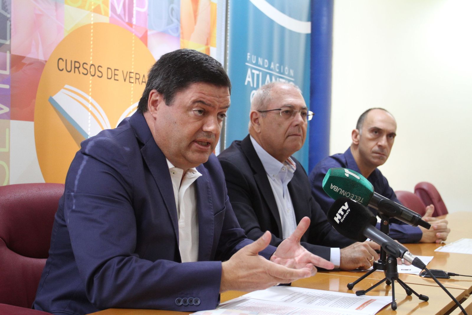 Foto de archivo del Agustín Galán y Antonio de la Vega en la presentación de los curso de verano