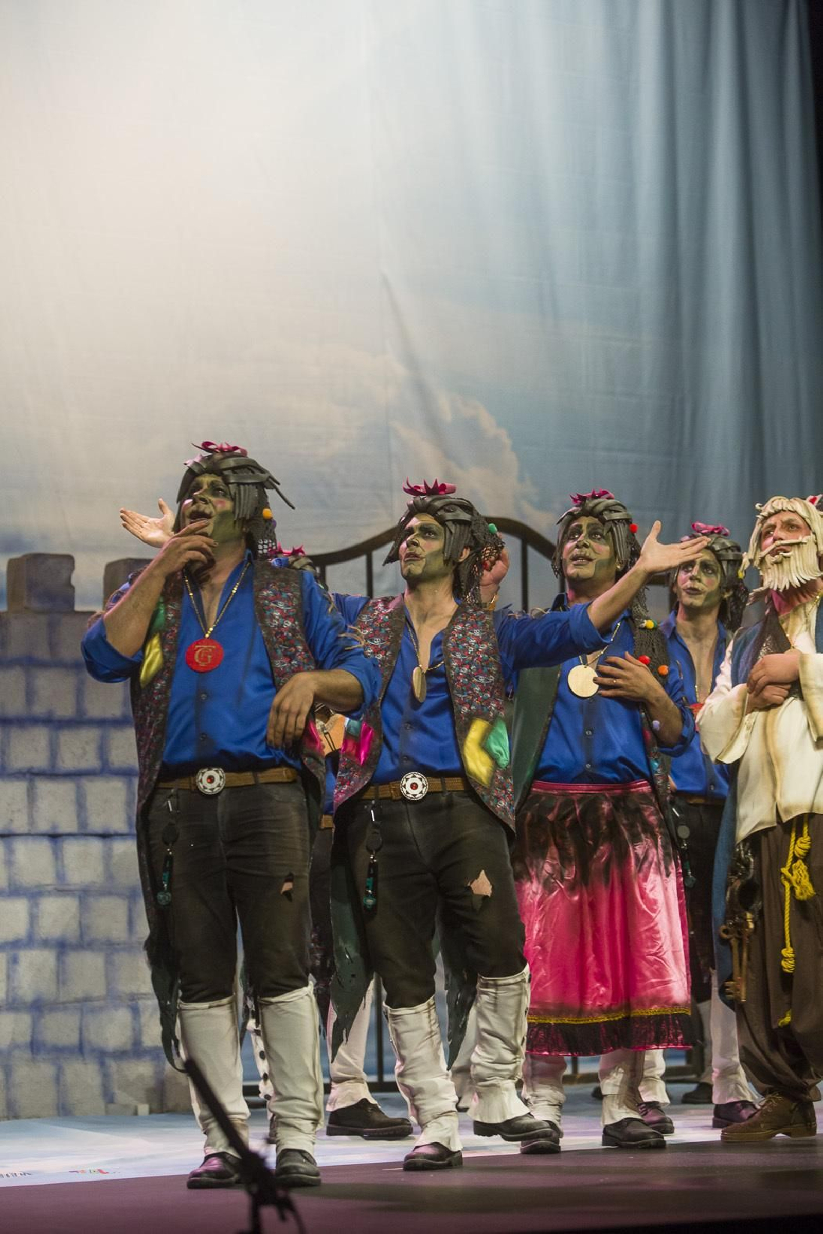 Chirigota El de las llaves con sus muertos.