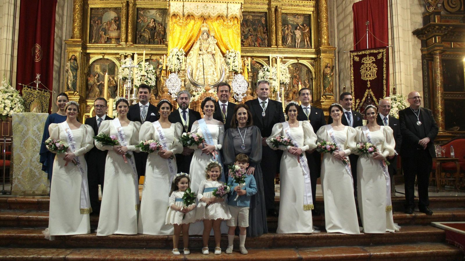 La Corte Aracelitana, junto al equipo de gobierno, ante la Virgen de Araceli.