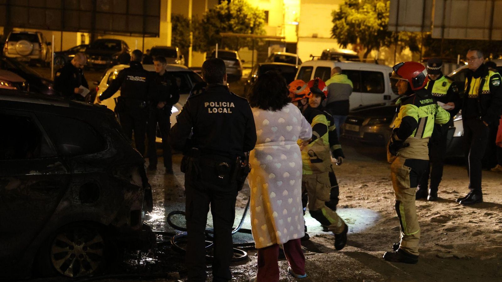 Polícia Local y bomberos junto al incendio. Polícia Local y bomberos junto al incendio.