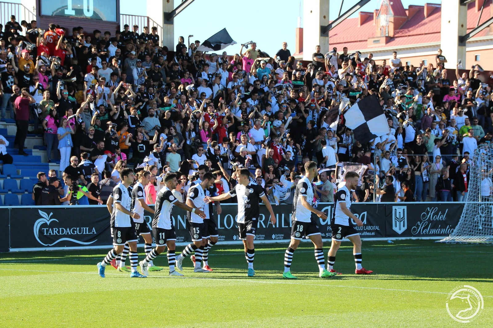 Jugadores del Unionistas celebran ante su afición la pasada semana.