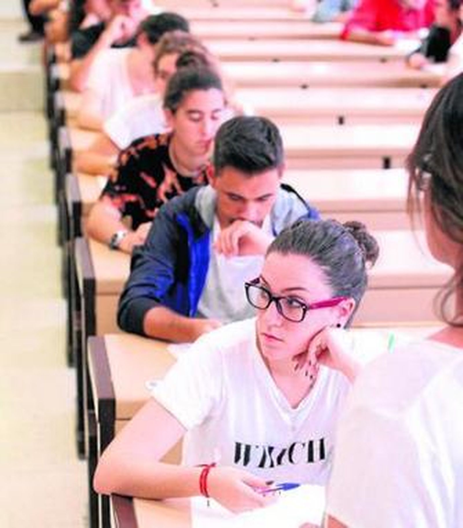 Varios alumnos, durante unas de las pruebas de Selectividad celebradas esta semana.