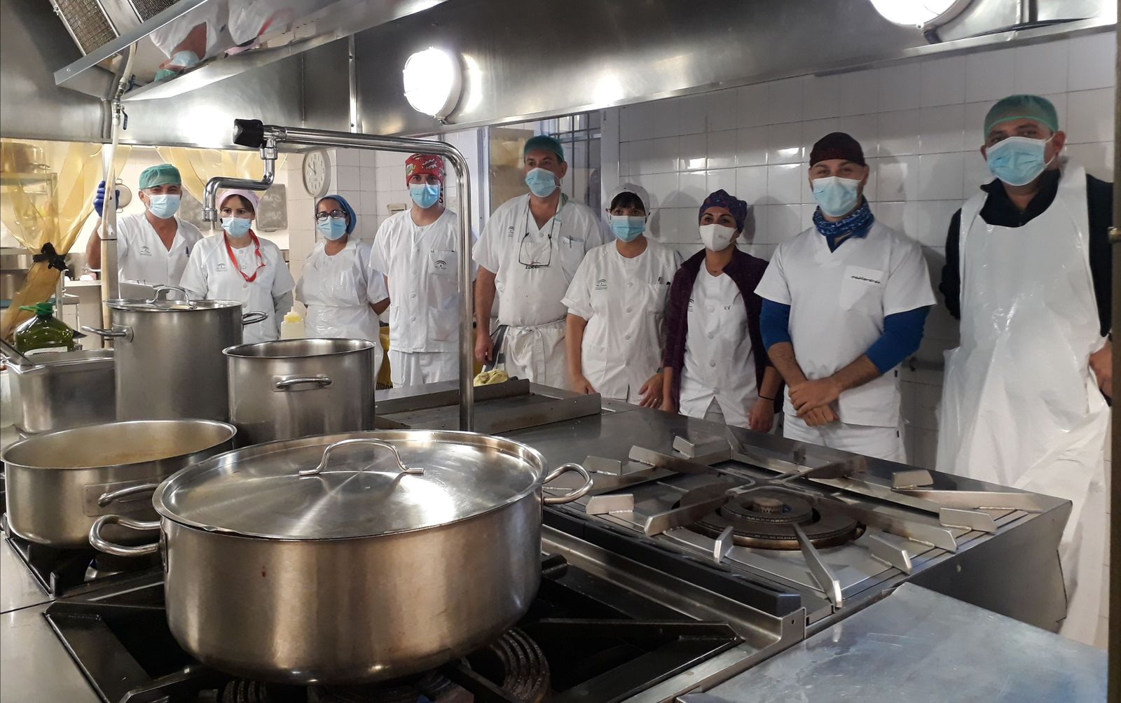 Profesionales en la cocina del Hospital El Tomillar.