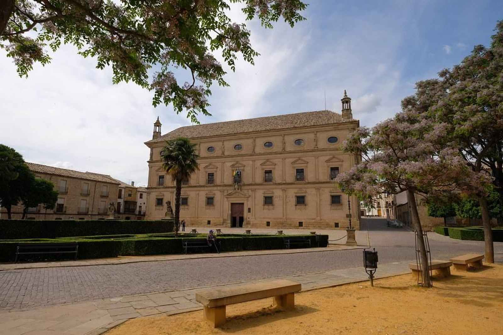 El Palacio de Vázquez de Molina es conocido también como el Palacio de las Cadenas por el convento de Madre de Dios de las Cadenas que otrora fue.