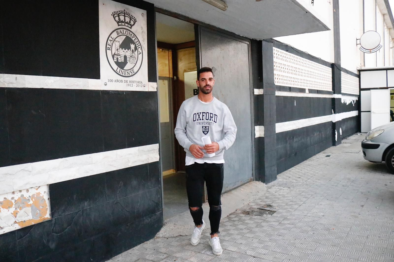 Juan Delgado, en el momento de abandonar las instalaciones de la Real Balompédica