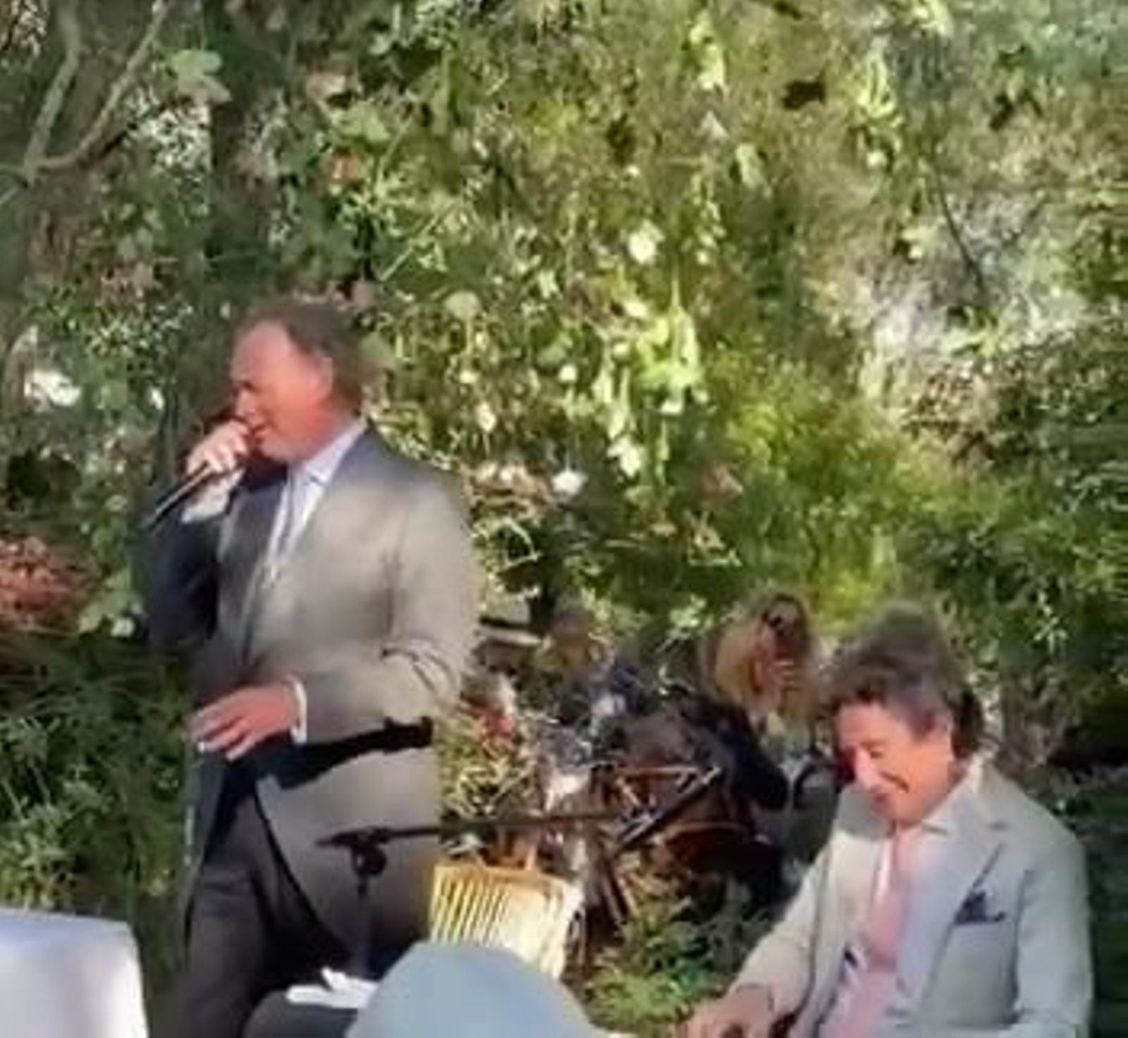 Bertín Osborne canta 'New York, New York' en la boda de su hija Bertín Osborne canta 'New York, New York' en la boda de su hija