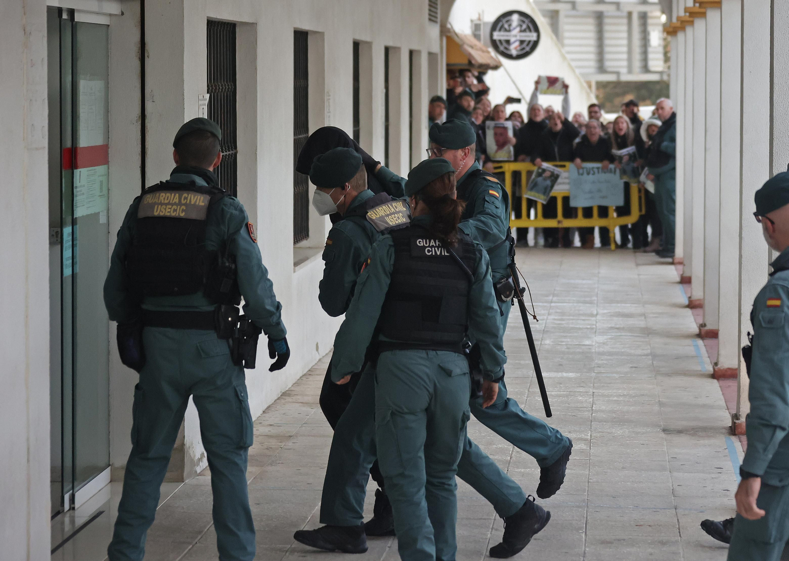 La entrada a los juzgados de San Roque del presunto asesino de Salvi, en imágenes