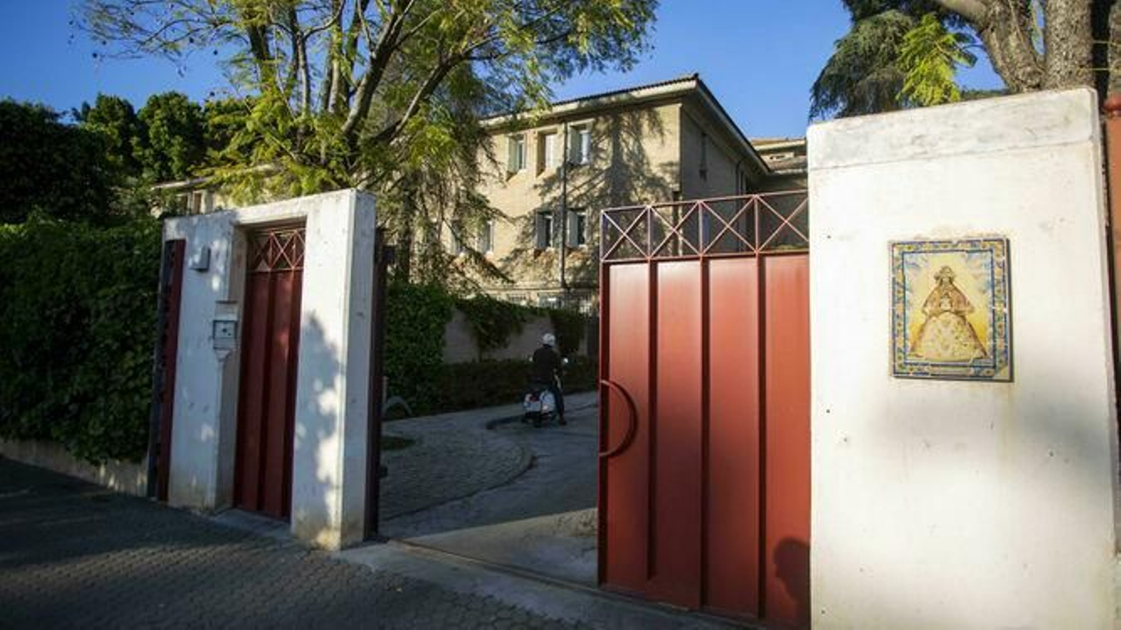 El colegio mayor Almonte, en la avenida de la Palmera.