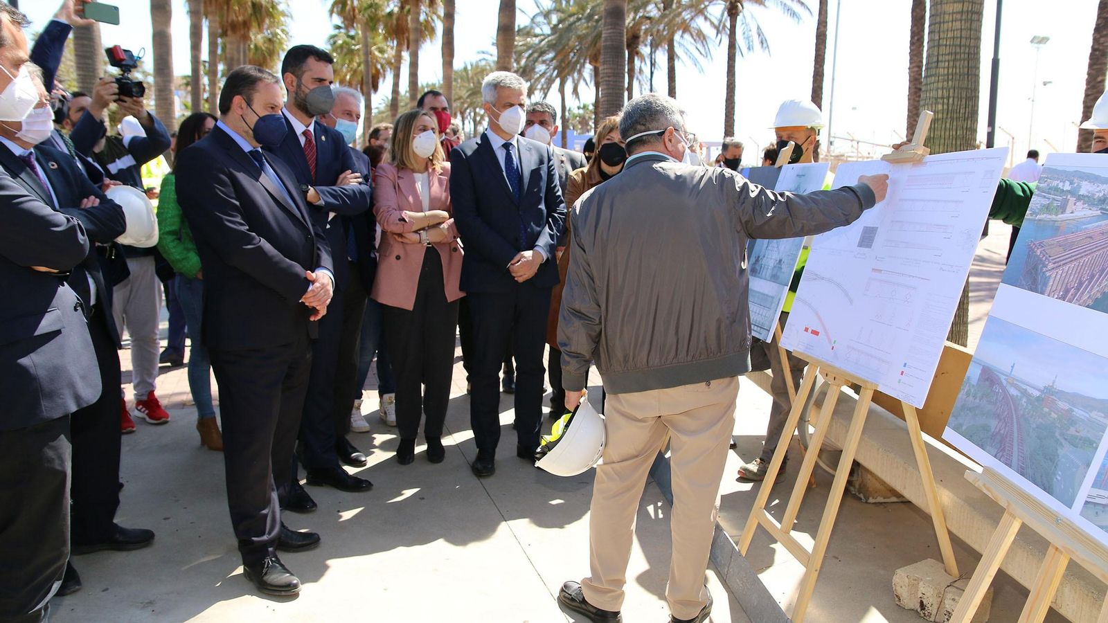 El arquitecto Ramón de Torres explica la intervención al ministro de Transportes