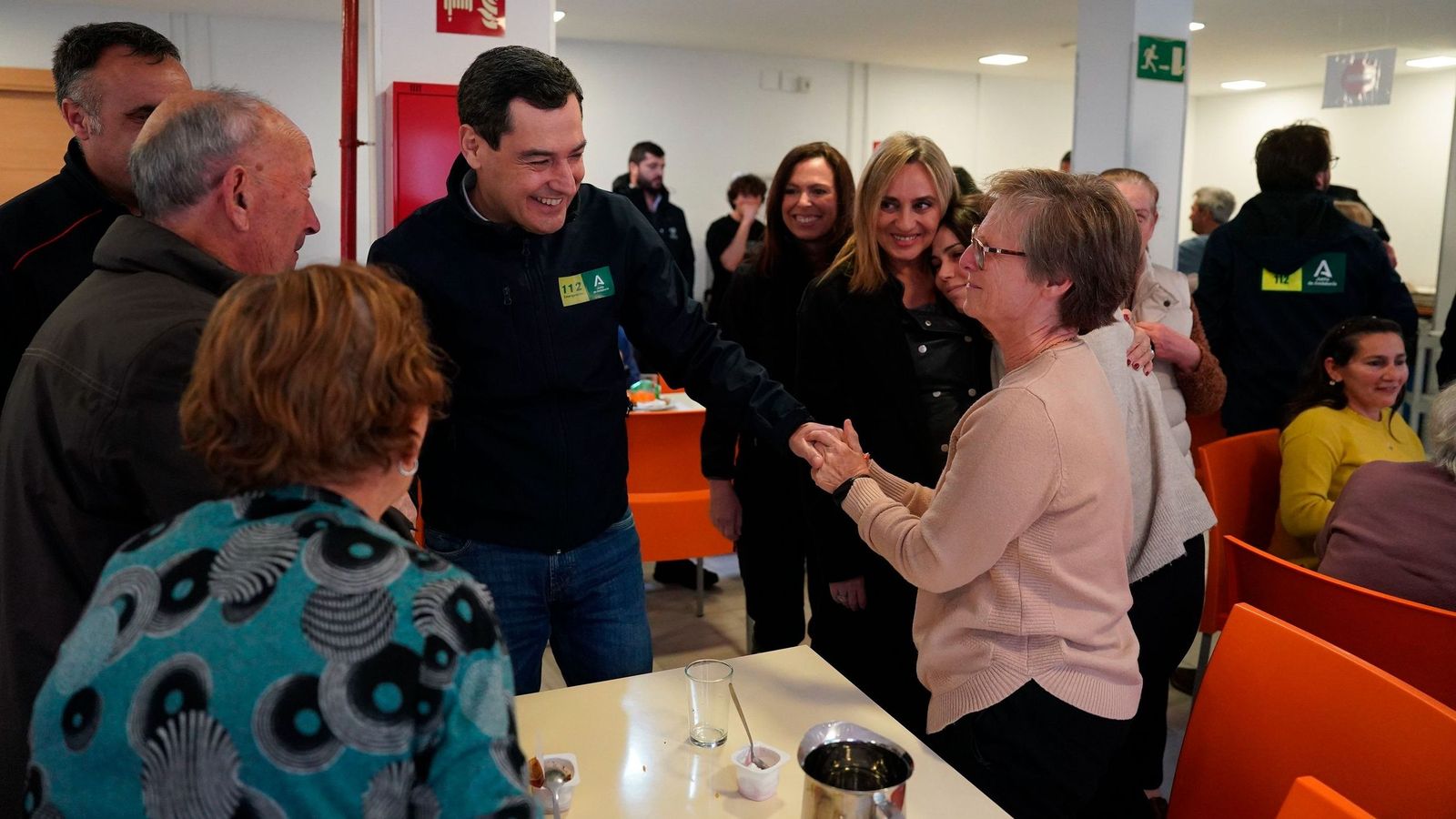 El presidente de la Junta, Juanma Moreno, ha visitado a los vecinos de Dúdar en el albergue de Inturjoven con, entre otros, la alcaldesa de Granada, Marifrán Carazo, el presidente de la Diputación, Francis Rodríguez, y la consejera de Fomento, Rocío Díaz