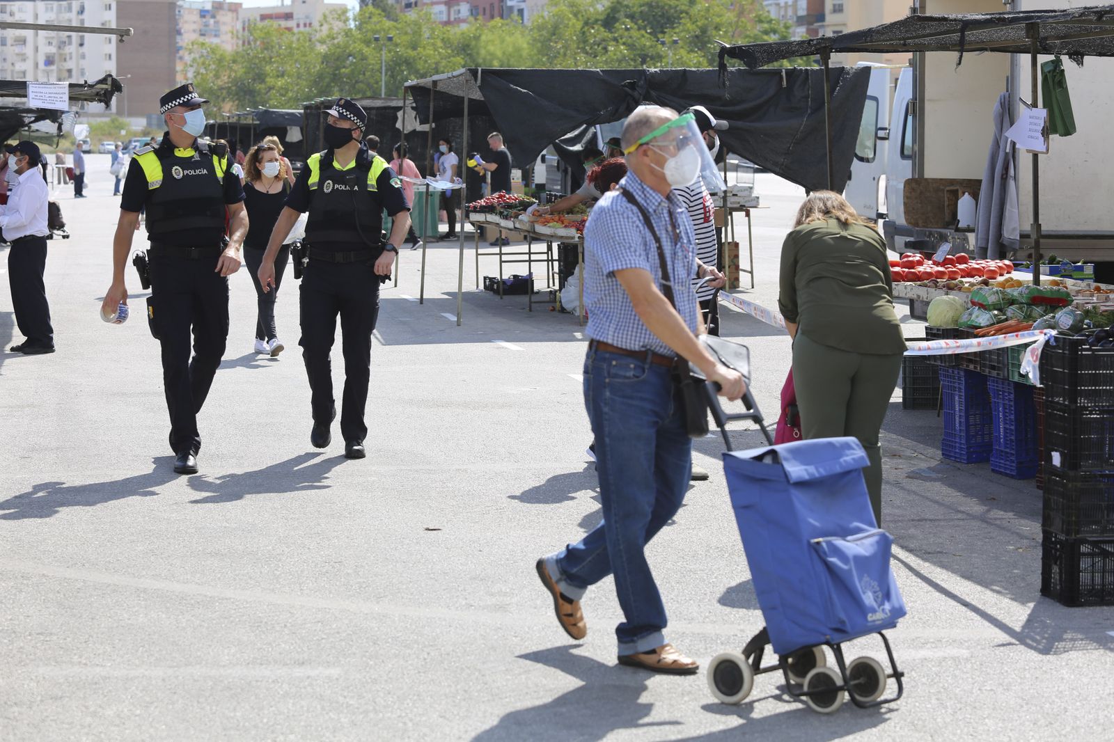 Las fotos del mercadillo de Huelin, en Málaga, en su primer día de desescalada