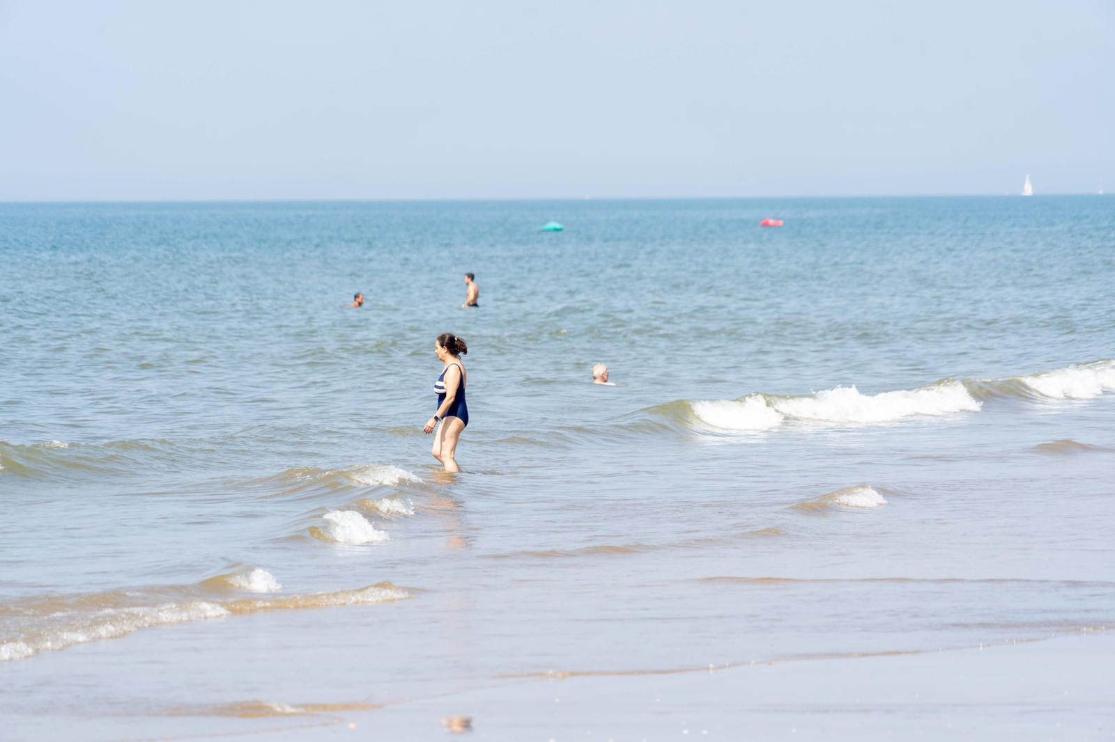 Una mañana de domingo en El Espigón, la playa de Huelva capital.