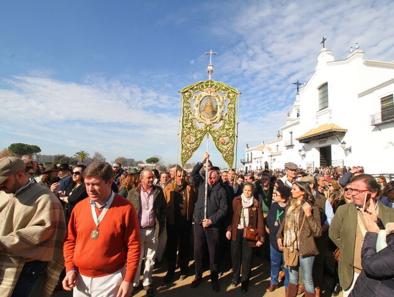 El simpecado antiguo de Triana en la peregrinación de enero.