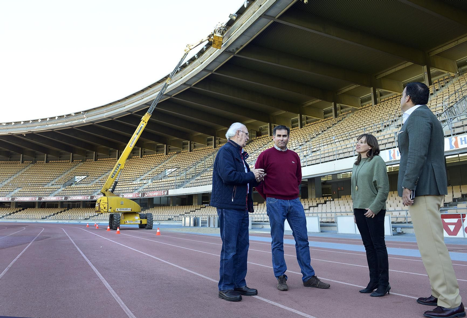 Laura Álvarez recibe explicaciones de las modificaciones que se están realizando en Chapín.