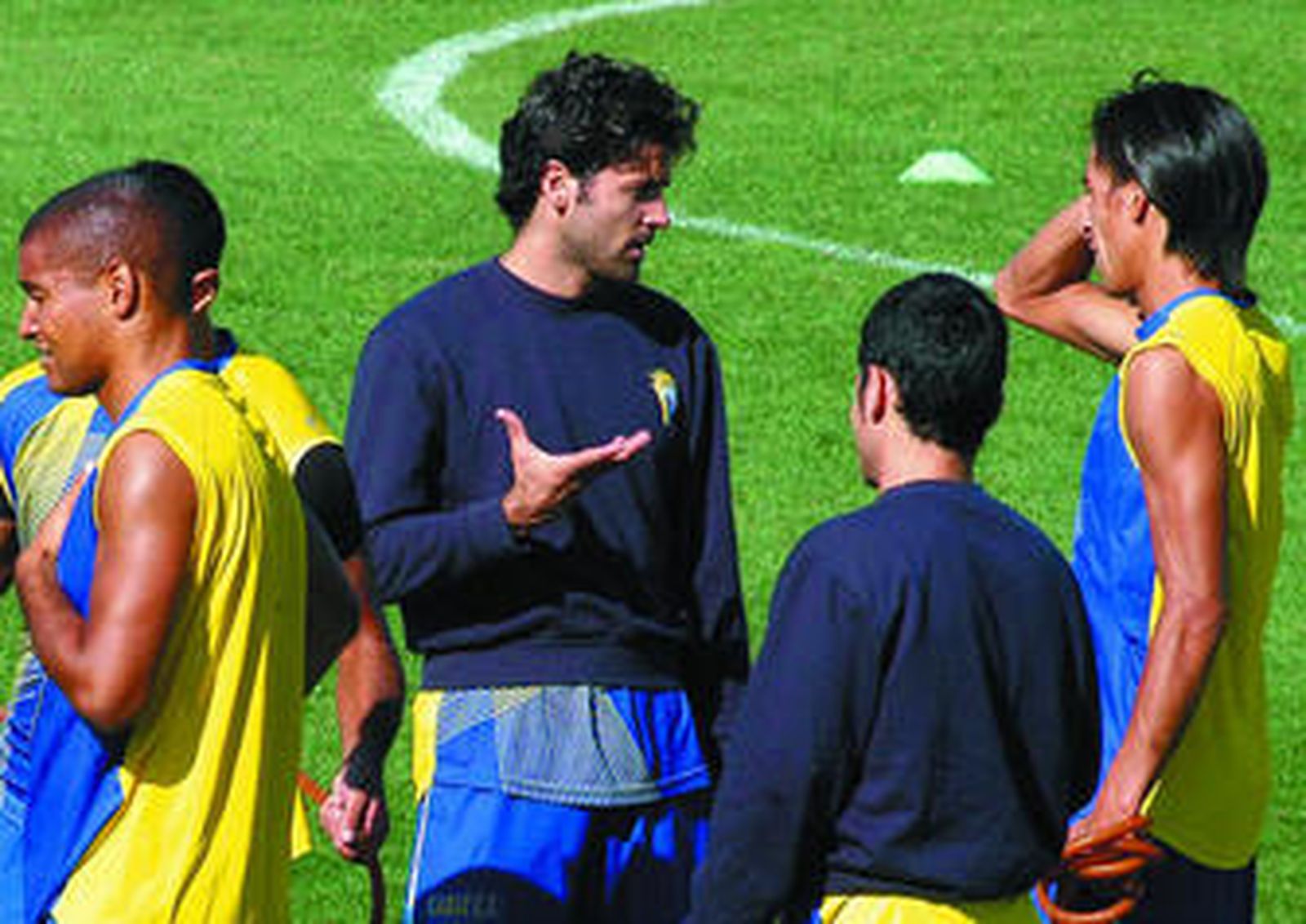 Líbero Parri, en el centro, charla con Lucas Lobos durante un entrenamiento del Cádiz que acabó descendiendo a Segunda B.