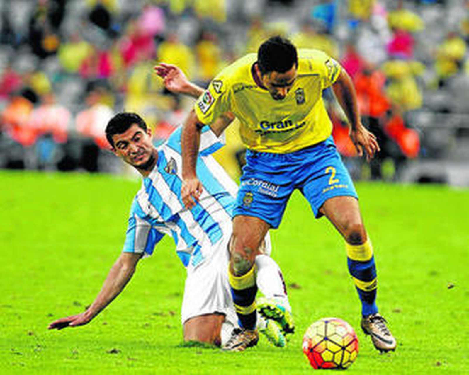 Chory Castro pugna con David Simón el día del debut del uruguayo como malaguista.