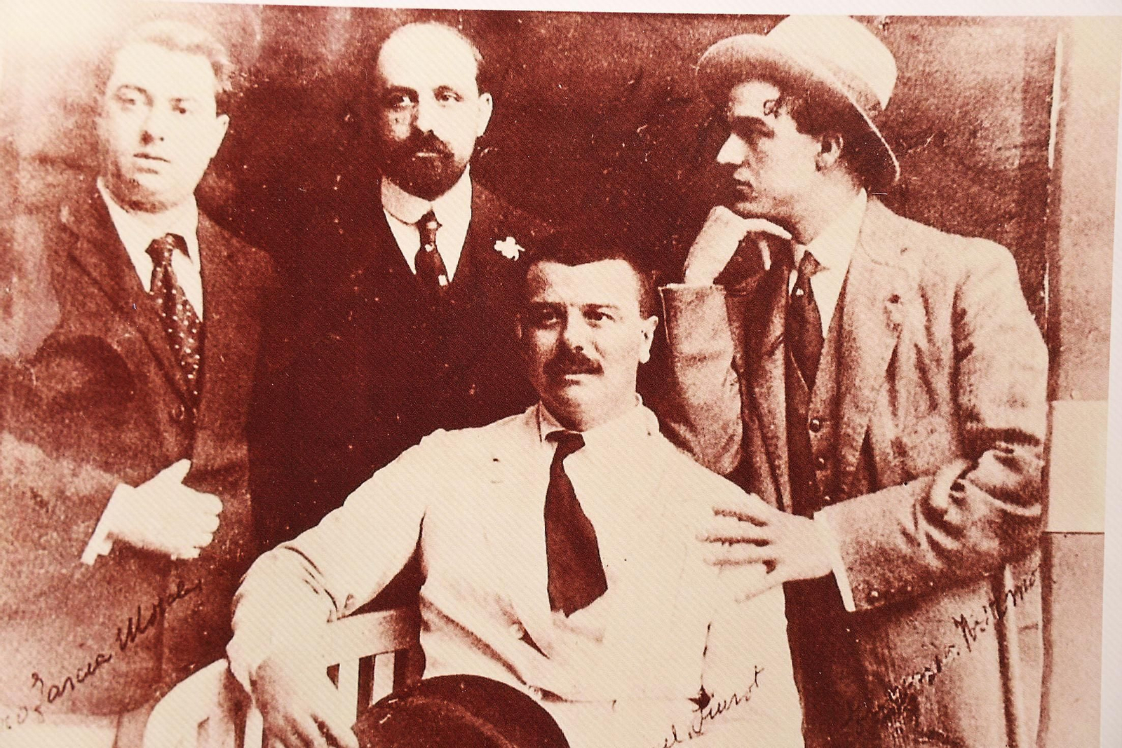 Exposición sobre Vázquez López en el vestíbulo de la Biblioteca