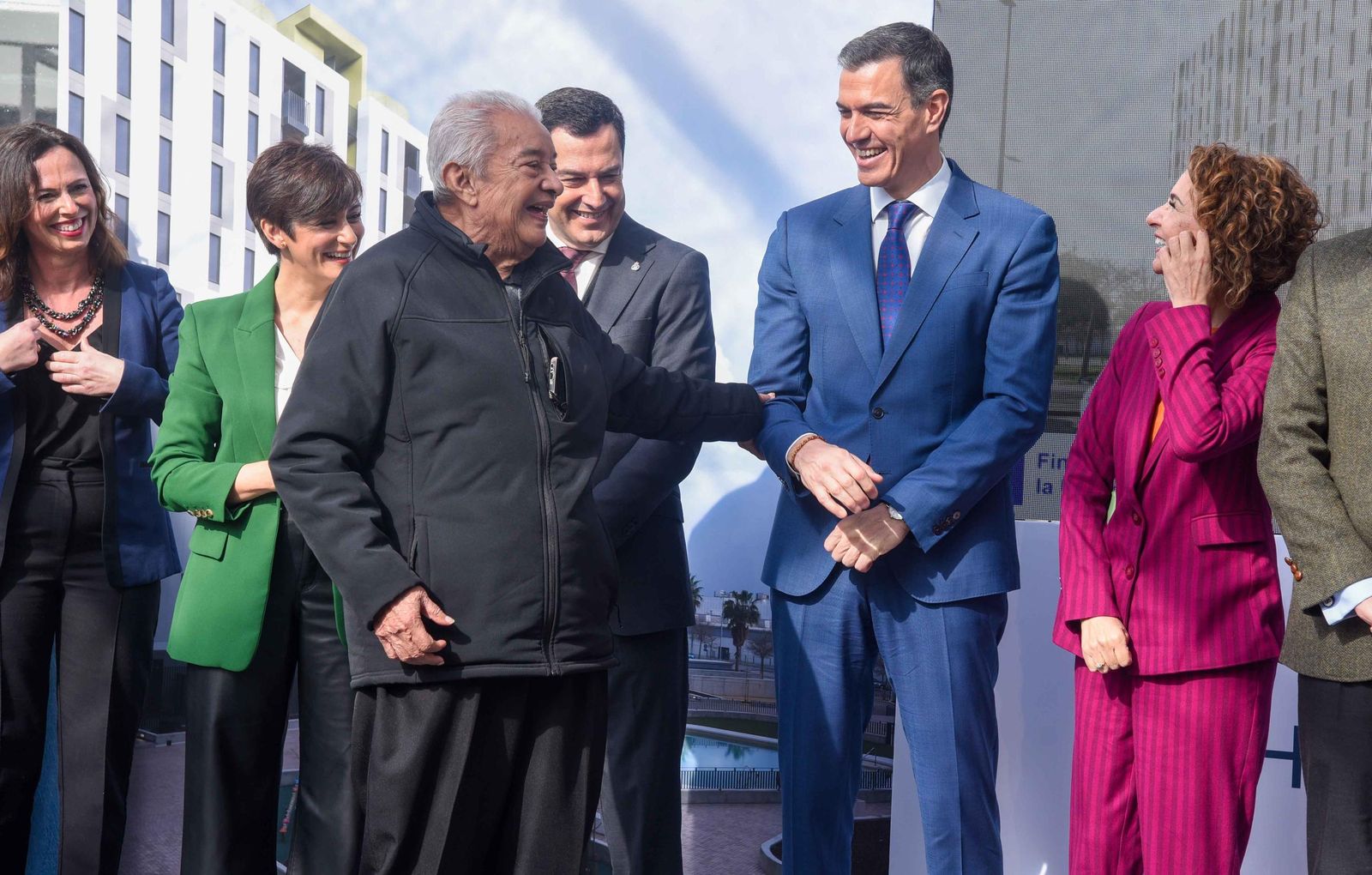 Pedro Sánchez y autoridades preside el acto de entrega de llaves promoción de vivienda pública de alquiler asequible en Sevilla