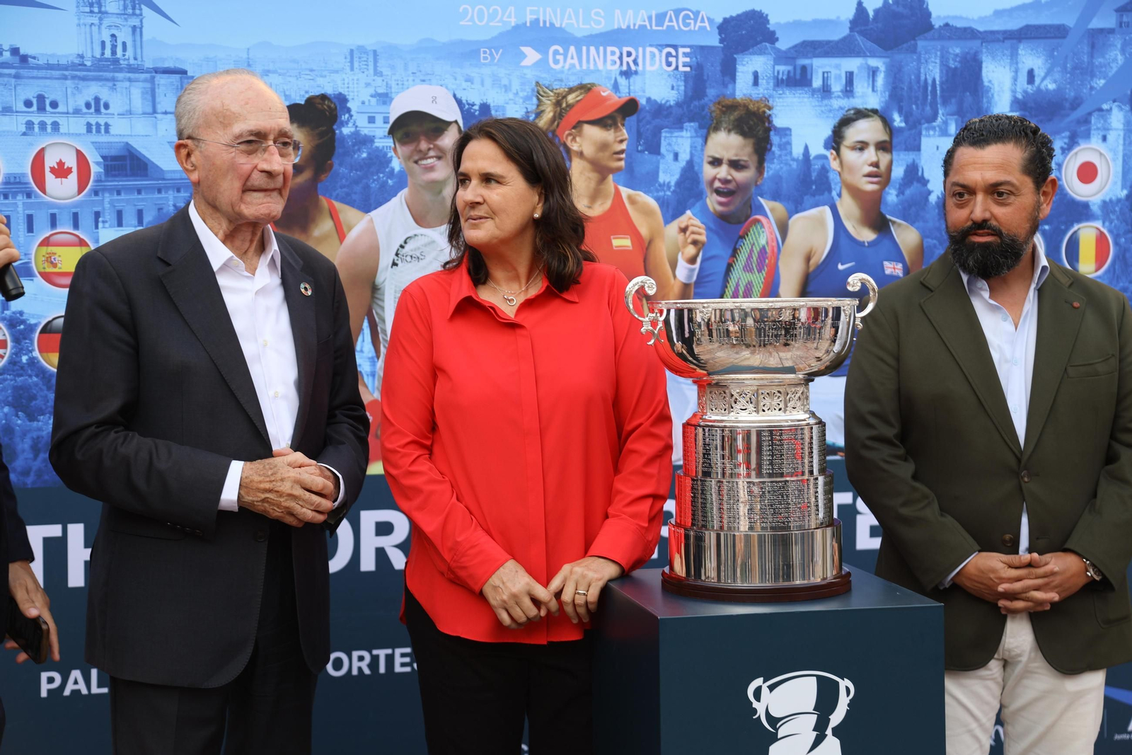 El alcalde De la Torre se anima a jugar con Conchita Martínez en la presentación de la BJKC